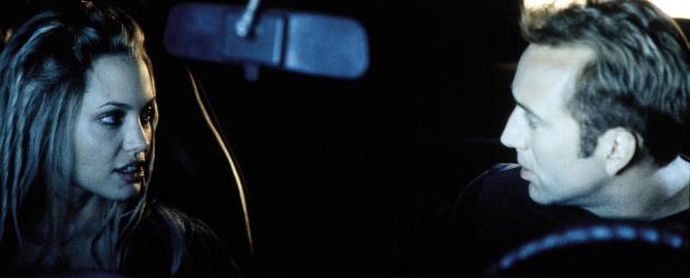 Nur noch 60 Sekunden - Eigentlich im Ruhestand, doch nun müssen Memphis (Nicolas Cage, r.) und Sara (Angelina Jolie, l.) in nur 72 Stunden 50 Nobelkarossen stehlen, um Memphis' Bruder zu retten. Und dann hockt ihnen auch noch die Polizei im Nacken ... © Touchstone Pictures