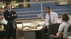 Criminal Minds - Vor vier Jahren spürte das BAU-Team einen vermeintlichen Frauenmörder auf. Doch bei der Festnahme stürzte der Mann vom Dach und fiel ins Koma. Reid (Matthew Gray Gubler, r.), Aaron Hotchner (Thomas Gibson, l.) und Derek Morgan (Shemar Moore, M.) wollen den Fall jetzt abschließen, als der Mörder aus dem Koma erwacht ... © Touchstone Television