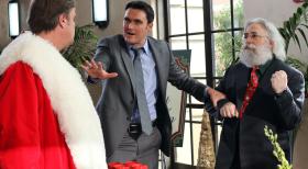 Wayne (Owain Yeoman, M.) möchte den Tod an Benjamin Ripple, der sein Leben der Darstellung des Weihnachtsmanns verschrieben hatte aufklären und stößt dabei auf Santa Tony (Matt Cates, l.) und Santa Bob (Peter Xifo, r.) - doch haben die beiden etwas damit zu tun? © Warner Bros. Television