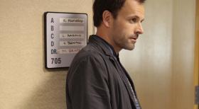 Elementary - Möchte den Mord an schwachen und tödlich erkrankten Patienten eines Krankenhauses aufdecken: Sherlock Holmes (Jonny Lee Miller) ... © CBS Television