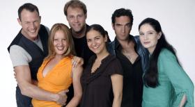 Auf ihre ganz spezielle Art beleuchten die sechs Comedians des "Sechserpack" ausgesuchte Themen unseres Alltags. V.l.n.r.: Hanno Friedrich, Nina Vorbrodt, Mirco Reseg, Shirin Soraya, Thomas M. Held, Emily Wood © Sat.1