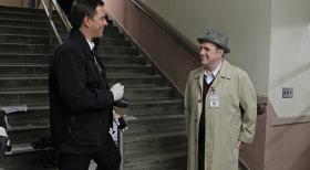 Während DiNozzo (Michael Weatherly, l.) und das restliche Team den Fall von Petty Officer Simon Craig untersuchen, bekommt Ducky Besuch von seinem Vorgänger in der Rechtsmedizin, Dr. Magnus (Bob Newhart, r.) ... © CBS Television