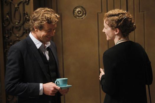 Nachdem sich Patrick (Simon Baker, l.) den Schauplatz des Verbrechens angesehen und analysiert hat, ist ihm klar, dass dies nicht Red John, sondern erneut ein Nachahmungstäter gewesen sein muss. Und schon bald ist auch Kristina Frye (Leslie Hope, r.) in großer Gefahr ... © Warner Brothers