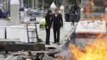 The Mentalist - Patrick (Simon Baker, r.) und Teresa (Robin Tunney, l.) gehen die lange Liste von Verdächtigen durch, nachdem ein erfolgreicher Scheidungsanwalt, der viele Feinde hatte, auf seinem Speedboot ermordet wurde ... © Warner Bros. Television