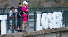 The Biggest Loser - Hat Nicole (r.) den Mut, sich mit Hilfe von Silke (M.) von der hohen Brücke zu stürzen? © Enrique Cano SAT.1 The Biggest Loser - Hat Nicole (r.) den Mut, sich mit Hilfe von Silke (M.) von der hohen Brücke zu stürzen? © Enrique Cano SAT.1