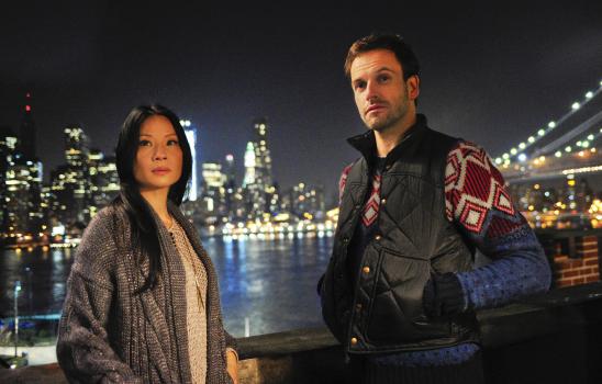 Elementary - Nachdem er in London in Ungnade gefallen ist und eine Zeit in einer Reha-Klinik verbrachte, muss Meisterdetektiv Sherlock Holmes (Jonny Lee Miller, r.) ein neues Leben in Manhattan starten. Dort zwingt ihn sein wohlhabender Vater Seite an Seite mit Holmes schlimmsten Albtraum zu leben: der nüchternen "Aufpasserin" Dr. Joan Watson (Lucy Liu, l.) ... © CBS Television