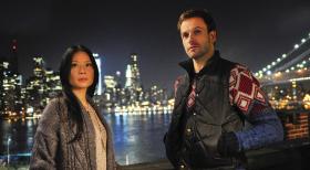 Elementary - Nachdem er in London in Ungnade gefallen ist und eine Zeit in einer Reha-Klinik verbrachte, muss Meisterdetektiv Sherlock Holmes (Jonny Lee Miller, r.) ein neues Leben in Manhattan starten. Dort zwingt ihn sein wohlhabender Vater Seite an Seite mit Holmes schlimmsten Albtraum zu leben: der nüchternen "Aufpasserin" Dr. Joan Watson (Lucy Liu, l.) ... © CBS Television