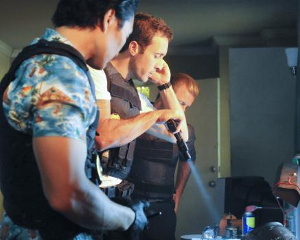 Hawaii Five-0 - Ermitteln in einem neuen Fall: Steve (Alex O'Loughlin, M.),  Danny (Scott Caan, r.) und Chin (Daniel Dae Kim, l.) ... © TM &   CBS Studios Inc. All Rights Reserved.