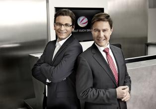 AKTE - Aktuelle Themen - präzise und glaubwürdig dargestellt; investigativer Journalismus - hart recherchiert; große Reportagen, Alltagstests mit versteckter Kamera, tatkräftige Hilfe. Ulrich Meyer (r.)und Claus Strunz (l.) nehmen den Titel der Sendung als Verpflichtung: Das menschliche Schicksal hinter trockenen Akten. © Martin Saumweber SAT.1