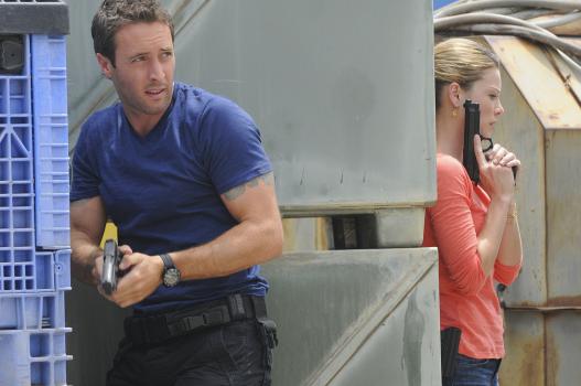 Hawaii Five-0 - Ermitteln in einem neuen Mordfall: Steve (Alex O'Loughlin, l.) und Lori (Lauren German, r.) ... © TM &   CBS Studios Inc. All Rights Reserved.