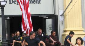 Hawaii Five-0 - Müssen sich in Sicherheit bringen: Steve (Alex O'Loughlin, vorne l.) und Kono (Grace Park, r.) ... © TM &   CBS Studios Inc. All Rights Reserved.