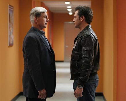 Tonys (Michael Weatherly, r.) ehemaliger Partner bei der Polizei in Baltimore, Danny Price, wurde offenbar vom Hafenmörder umgebracht. Gibbs (Mark Harmon, l.) und sein Team beginnt mit den Ermittlungen ... © CBS Television