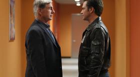 Tonys (Michael Weatherly, r.) ehemaliger Partner bei der Polizei in Baltimore, Danny Price, wurde offenbar vom Hafenmörder umgebracht. Gibbs (Mark Harmon, l.) und sein Team beginnt mit den Ermittlungen ... © CBS Television