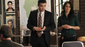 The Mentalist - Auf der Suche nach Patrick Jane und Lorelei Martins: Robert Kirkland (Kevin Corrigan, l.) und Teresa Lisbon (Robin Tunney, r.) ... © Warner Bros. Television