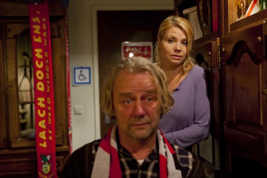 Danni Lowinski - Nachdem sich Danni (Annette Frier, r.) weder für Sven noch für Oliver entschieden hat, macht sich Kurt (Axel Siefer, l.) Sorgen um sie ... © SAT.1
