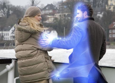 Kein Geist für alle Fälle - Zunächst will Jana (Diana Amft, l.) nicht wahrhaben, dass sie tiefe Gefühle für einen Geist entwickelt hat. Deshalb stößt sie Tom (Stephan Luca, r.) zurück, worauf der junge Mann in eine lebensbedrohliche Situation gerät ... © Sat.1