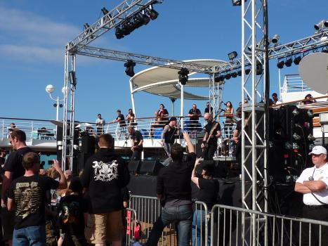 Was passiert, wenn 2000 Rocker und 40 Heavy Metal-Bands auf einem Kreuzfahrtschiff durch die Karibik schippern? Wird die Reise für die Besatzung ein "Cruise to Hell"? © SAT.1