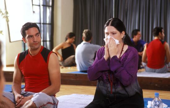 Yoga erfordert von allen Beteiligten ausgesprochene Konzentration! Diese erkältete Lehrerin ist da ja wohl eine Zumutung! (Thomas M. Held, l. und Emily Wood, r.) © Sat.1