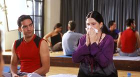 Yoga erfordert von allen Beteiligten ausgesprochene Konzentration! Diese erkältete Lehrerin ist da ja wohl eine Zumutung! (Thomas M. Held, l. und Emily Wood, r.) © Sat.1
