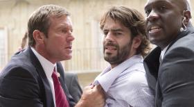 8 Blickwinkel - Nachdem Thomas Barnes (Dennis Quaid, l.) die Aufzeichnungen des Fernsehteams von "Global News Network" gesehen hat, ist er überzeugt, dass Enrique (Eduardo Noriega, M.) der Präsidenten-Attentäter ist. Gemeinsam mit seinem Kollegen Holden (Richard T. Jones, r.) kann er ihn stellen, doch schon bald muss er ihn wieder laufen lassen ... © 2008 Columbia Pictures Industries, Inc. and GH Three LLC. All Rights Reserved.