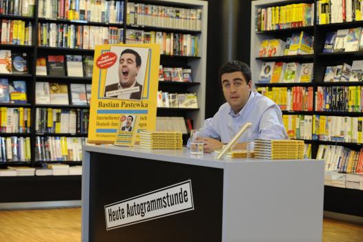 Einsame Signierstunde in der Buchhandlung: Bastian (Bastian Pastewka) wartet auf den Fanansturm - bis ihm klar wird, dass Abteilungsleiter Wegener im Eingangsbereich die Kölner Erfolgsband "Die Höhner" platziert hat und niemand mehr zu ihm in den zweiten Stock findet ... © SAT.1