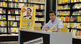 Einsame Signierstunde in der Buchhandlung: Bastian (Bastian Pastewka) wartet auf den Fanansturm - bis ihm klar wird, dass Abteilungsleiter Wegener im Eingangsbereich die Kölner Erfolgsband "Die Höhner" platziert hat und niemand mehr zu ihm in den zweiten Stock findet ... © SAT.1