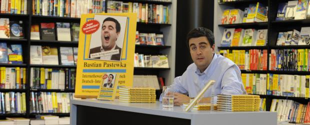 Einsame Signierstunde in der Buchhandlung: Bastian (Bastian Pastewka) wartet auf den Fanansturm - bis ihm klar wird, dass Abteilungsleiter Wegener im Eingangsbereich die Kölner Erfolgsband "Die Höhner" platziert hat und niemand mehr zu ihm in den zweiten Stock findet ... © SAT.1