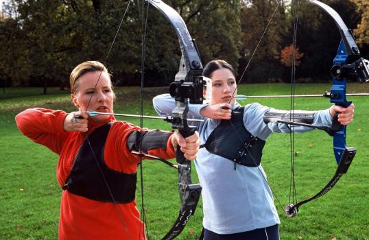 Beim Bogenschießen kann Frau herrlich entspannen! Aber: Rette sich, wer kann!!! (Nina Vorbrodt, l. und Emily Wood, r.) © Sat.1