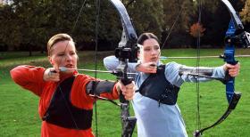 Beim Bogenschießen kann Frau herrlich entspannen! Aber: Rette sich, wer kann!!! (Nina Vorbrodt, l. und Emily Wood, r.) © Sat.1