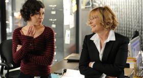 Unforgettable - Stehen Al und Carrie bei der Aufklärung eines neuen Falles bei: Tanya (Britt Lower, l.) und Joanne Webster (Jane Curtin, r.) ... © 2011 CBS Broadcasting Inc. All Rights Reserved.