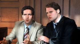 Diesem Angeklagten (Thomas M. Held, l.) kann selbst der beste Anwalt (Mirco Reseg, r.) nicht mehr helfen ... © Sat.1