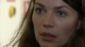 Schicksale - und plötzlich ist alles anders - Der Geburtstag ihrer Tochter Melanie erinnert Alexandra jedes Jahr an den größten Fehler ihres Lebens. Mit 18 brachte sie Zwillinge auf die Welt. Völlig überfordert mit der Situation sah sie nur einen Ausweg: Die Kinder getrennt aufwachsen zu lassen. Der Vater der Mädchen, behielt Jennifer, die kleine Melanie blieb bei ihr ... © SAT.1