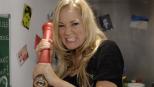Janine (Janine Kunze) kocht nach alten Familienrezepten und genauso, wie ihre Mutter: zu pfeffrig, zu salzig und auch verbrannt.
