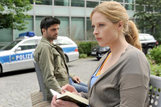 Blonder als die Polizei erlaubt - Schon seit einiger Zeit kann Dana (Diana Amft, r.) ihrem langweiligen Job als Wärterin in einem ägyptischen Museum nichts mehr abgewinnen. Erst als sie mit Nils (Maximilian Grill, l.), einem gutaussehenden Undercover-Ermittler, in einen Sarkophag fällt, hat ihr ödes Leben ein Ende ... © Aki Pfeiffer SAT.1