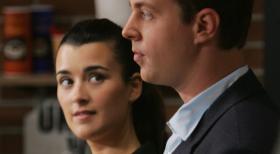 Ethan Lacombe, ein Marine aus Stillwater, und sein Kamerad Taylor werden in einer Gasse angegriffen und zusammengeschlagen. Taylor stirbt, während Lacombe  schwerverletzt ins Krankenhaus kommt. Gibbs und seine Kollegen Ziva (Cote de Pablo, l.) und McGee (Sean Murray, r.) werden auf den Fall angesetzt ... © CBS Television
