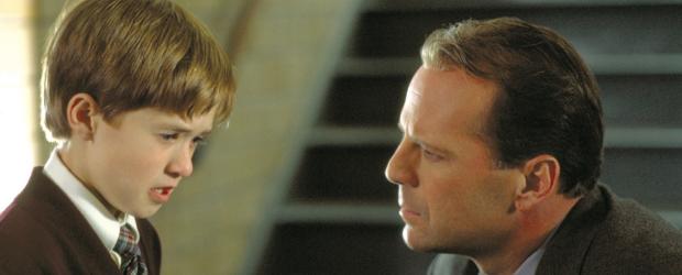 The Sixth Sense - Behutsam nähert sich der Kinderpsychologe Dr. Malcolm Crowe (Bruce Willis, r.) dem kleinen Cole (Haley Joey Osment, l.). Er ist überzeugt, dass das Kind von irrationalen Ängsten geplagt wird. Doch dann muss er eine fürchterliche Entdeckung machen ... © Buena Vista Pictures