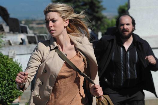 Das verlorene Labyrinth (1) - Als Alice (Vanessa Kirby, l.) auf eigene Faust anfängt, Nachforschungen zu betreiben, heften sich allerlei ungute Gestalten an ihre Fersen, die ihr nach dem Leben trachten ... © SAT.1/2011 Tandem Productions GmbH & Film Afrika Worldwide (Pty) Limited South Africa. All Rights Reserved.