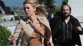 Das verlorene Labyrinth (1) - Als Alice (Vanessa Kirby, l.) auf eigene Faust anfängt, Nachforschungen zu betreiben, heften sich allerlei ungute Gestalten an ihre Fersen, die ihr nach dem Leben trachten ... © SAT.1/2011 Tandem Productions GmbH & Film Afrika Worldwide (Pty) Limited South Africa. All Rights Reserved.