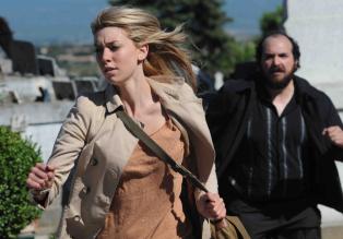 Das verlorene Labyrinth (1) - Als Alice (Vanessa Kirby, l.) auf eigene Faust anfängt, Nachforschungen zu betreiben, heften sich allerlei ungute Gestalten an ihre Fersen, die ihr nach dem Leben trachten ... © SAT.1/2011 Tandem Productions GmbH & Film Afrika Worldwide (Pty) Limited South Africa. All Rights Reserved.