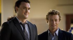 Sollen den Mord an dem reichen Investmentbanker Jason Sands aufklären: Patrick Jane (Simon Baker, r.) und Wayne Rigsby (Owain Yeoman, l.) ... © Warner Bros. Television