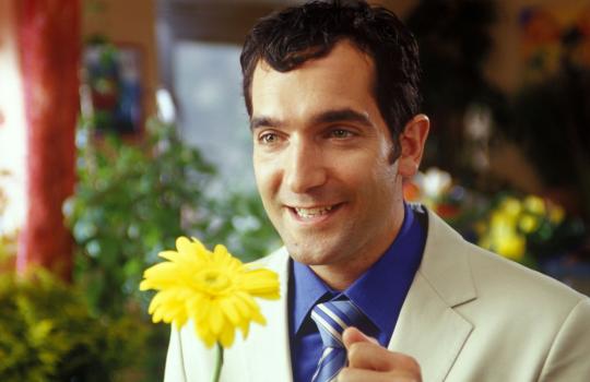 Sind Männer nicht süß? Überhaupt keine Ahnung von Blumen, aber wenn es darum geht, einer Frau zu gefallen, scheuen sie keine Mühen und Kosten! (Thomas M. Held) © Sat.1