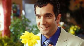 Sind Männer nicht süß? Überhaupt keine Ahnung von Blumen, aber wenn es darum geht, einer Frau zu gefallen, scheuen sie keine Mühen und Kosten! (Thomas M. Held) © Sat.1