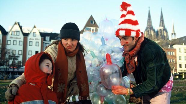 Guido Engels Sat.1 Ein Luftballonverkäufer (Thomas M. Held, r.) im liberalen Köln hat auch schon...