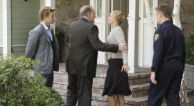 Eine Leiche wurde in einem Motelzimmer gefunden. Patrick Jane (Simon Baker, l.) untersucht den Fall und befragt dazu Dale (Mark Rolston, 2.v.l.), Katherine (Kate McNeil, 2.v.r.) und Sam Blakely (Steve Braun, r.) ... © Warner Bros. Television