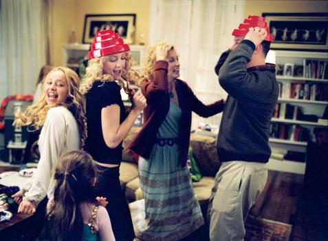 Liebe auf Umwegen - Noch ist die Welt in Ordnung: Audrey (Hayden Panettiere, l.), Sarah (Abigail Breslin, 2.v.l.), Helen (Kate Hudson, M.), Lindsay (Felicity Huffman, 2.v.r.) und Paul (Sean O'Bryan, r.) ... © Touchstone Pictures. All rights reserved