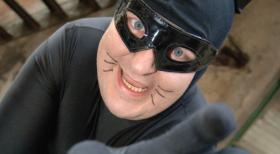 Herr P. (Markus Maria Profitlich) ist ein ganz normaler Bürger, er hat jedoch ein dunkles Geheimnis: Er wird zur "Cat-Woman", obwohl er eigentlich lieber Superman wäre ... © Sat.1