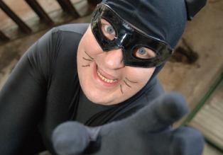 Herr P. (Markus Maria Profitlich) ist ein ganz normaler Bürger, er hat jedoch ein dunkles Geheimnis: Er wird zur "Cat-Woman", obwohl er eigentlich lieber Superman wäre ... © Sat.1