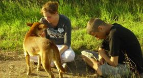 Die strengsten Eltern der Welt - Bei der Aborigine-Clanchefin LakLak auf Bremer Island (Australien) sollen Dana (l.) und Samer (r.) endlich ihre Lektion lernen. Widerworte? Fehlanzeige! Die werden ebenso wenig geduldet wie Faulheit, Egoismus und Respektlosigkeit. Die kleine Insel ist genau der richtige Ort für zwei deutsche Problemkids! © kabel eins