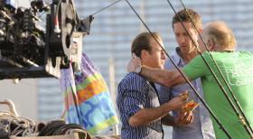 Hawaii Five-0 - Während einer Sendung wird Radiomoderator Bobby Raines Opfer eines Bombenanschlags. Steve (Alex O'Loughlin, M.) und Danny (Scott Caan, l.) machen sich auf die Suche nach dem Täter und bekommen dabei Hilfe von dem New Yorker Ex-Cop Tony (James Caan, r.) ... © TM &   CBS Studios Inc. All Rights Reserved.