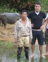 Stellungswechsel - Die beiden Jungbauern und Brüder Julian (22) und Niklas (19) aus Großenlüder bei Fulda tauschen für eine Woche ihren Job mit zwei Bauern aus Chang Rai im Norden Thailands. © kabel eins